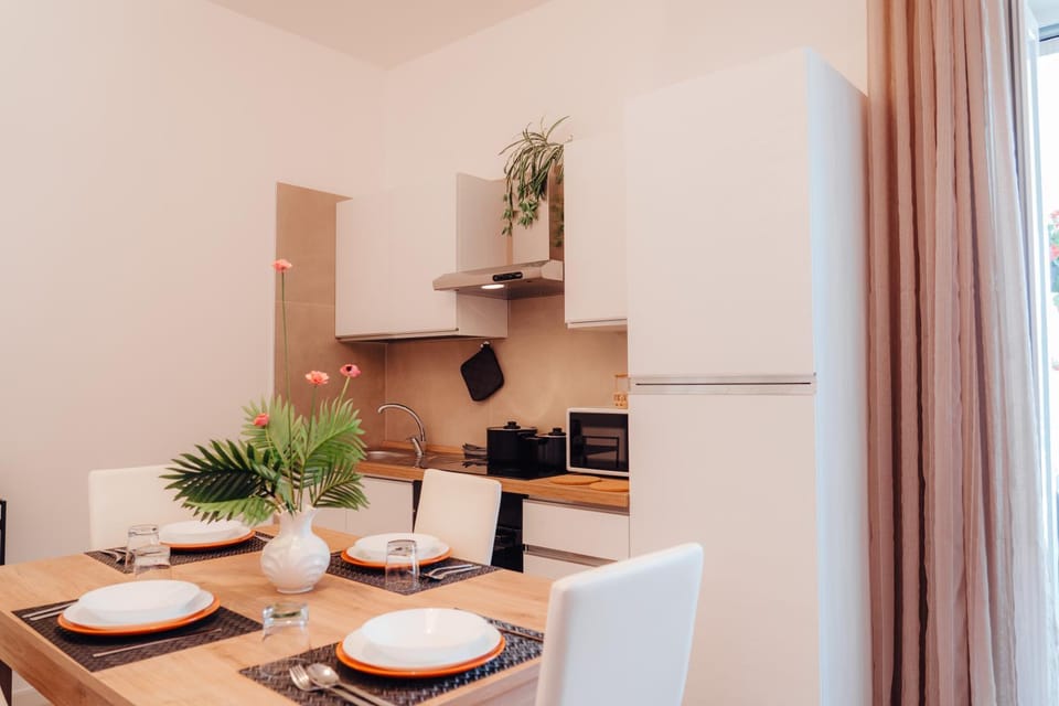 Dining area, Lunch, kitchen