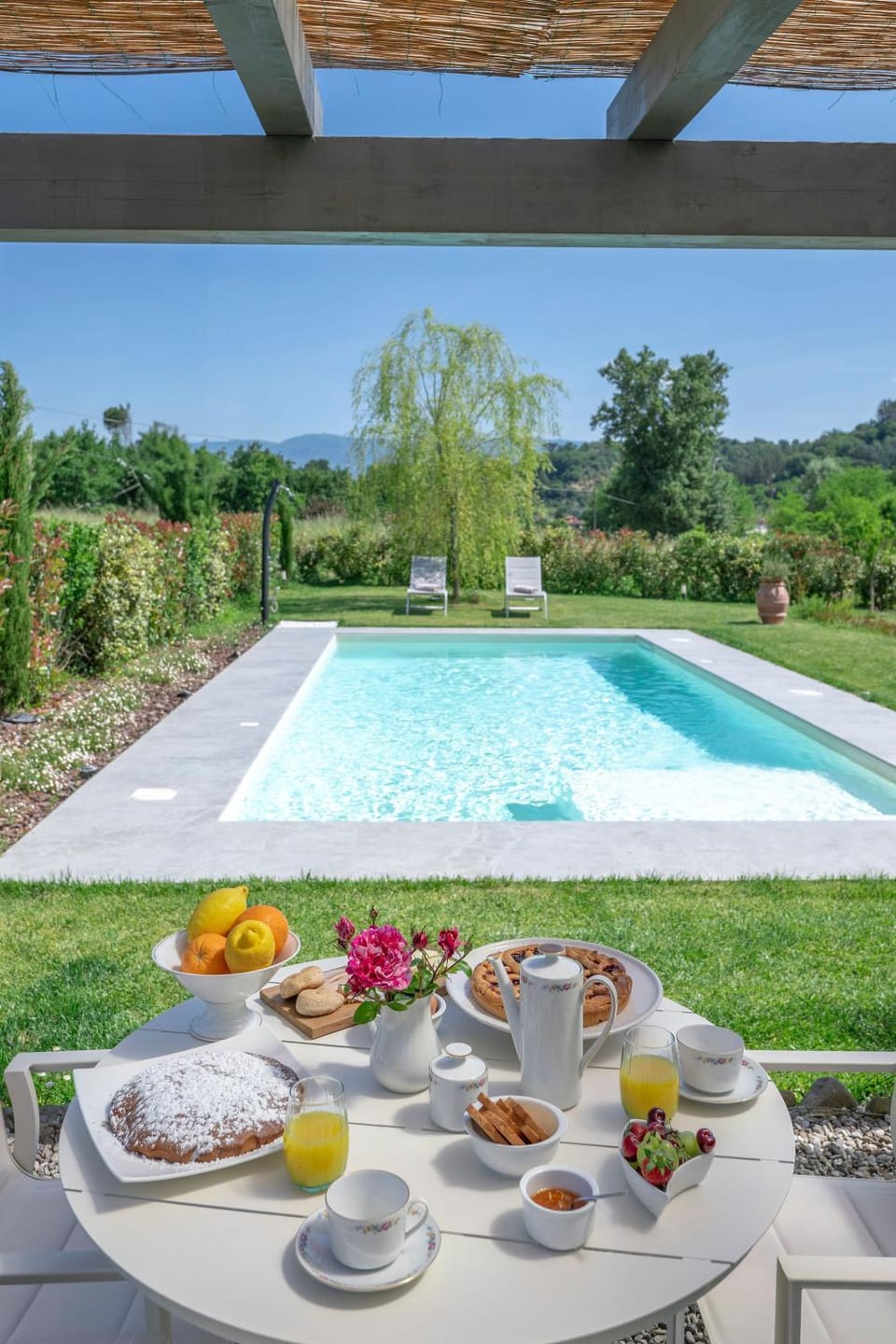 Patio, Food and drinks, Food, Swimming pool, Continental breakfast, Drinks, sunbed