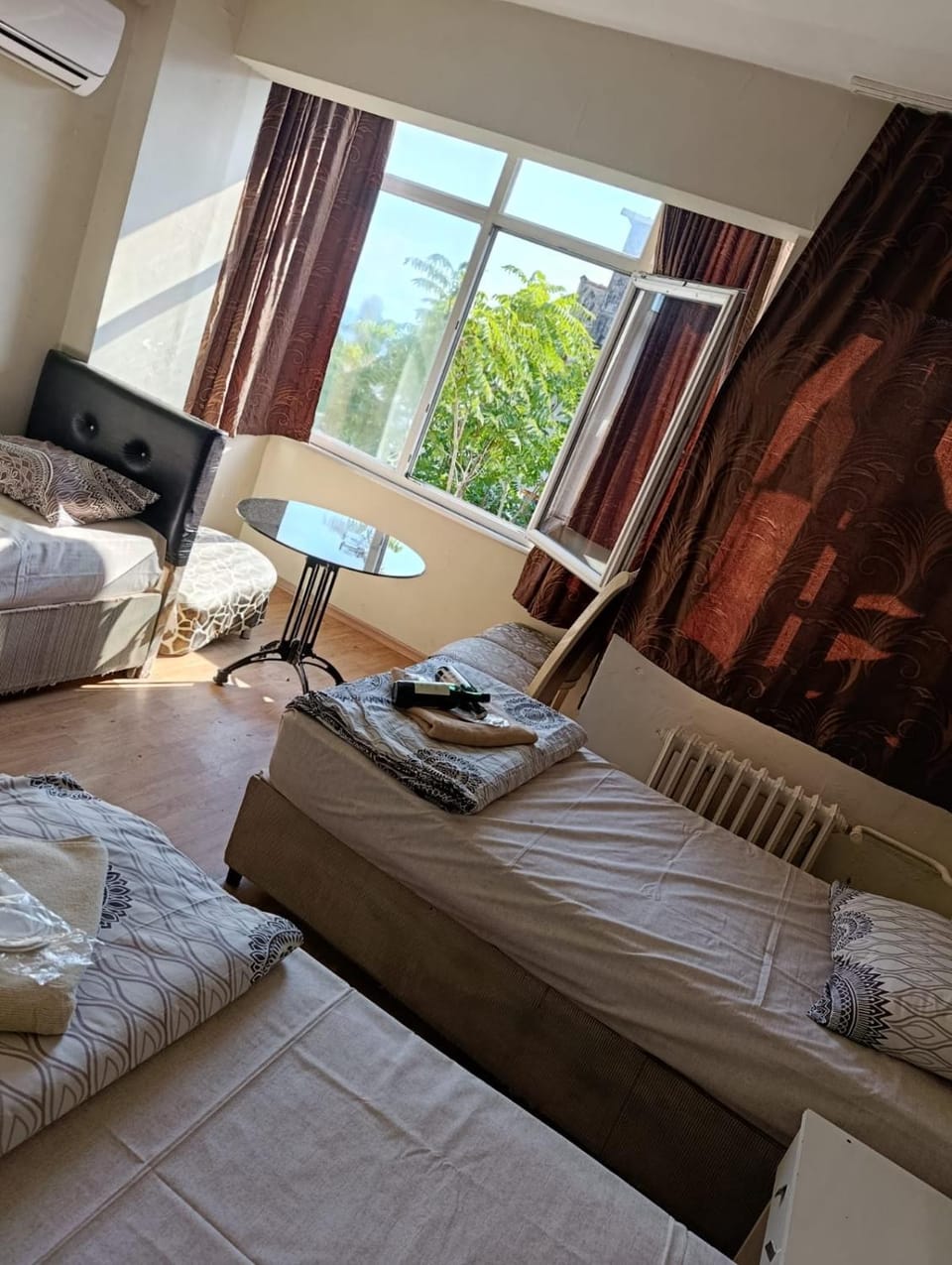 Bed, TV and multimedia, Living room, Photo of the whole room, Bedroom, towels