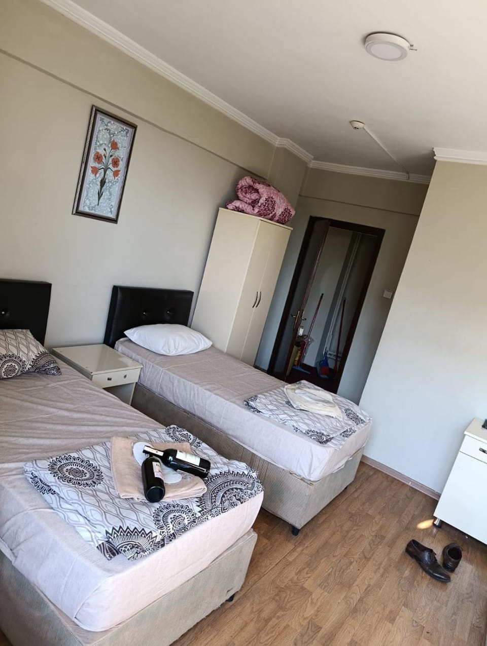 Bed, Seating area, Bedroom, towels