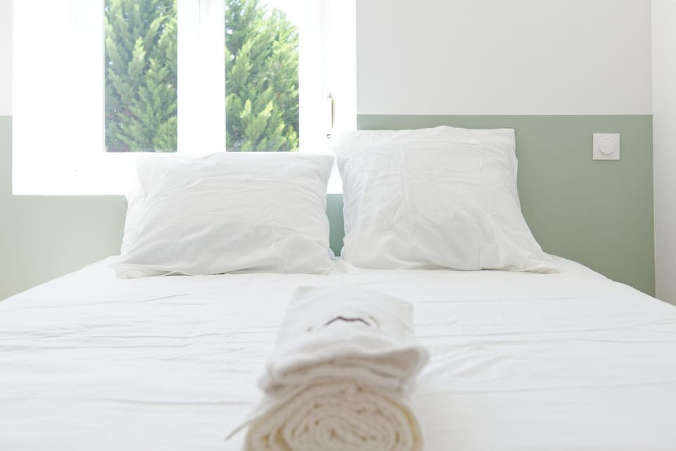 Bed, Bedroom, towels