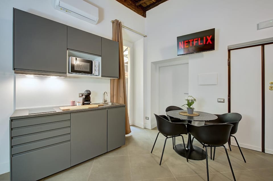 TV and multimedia, Kitchen or kitchenette, Living room, Seating area, Dining area, minibar, stove, air conditioner
