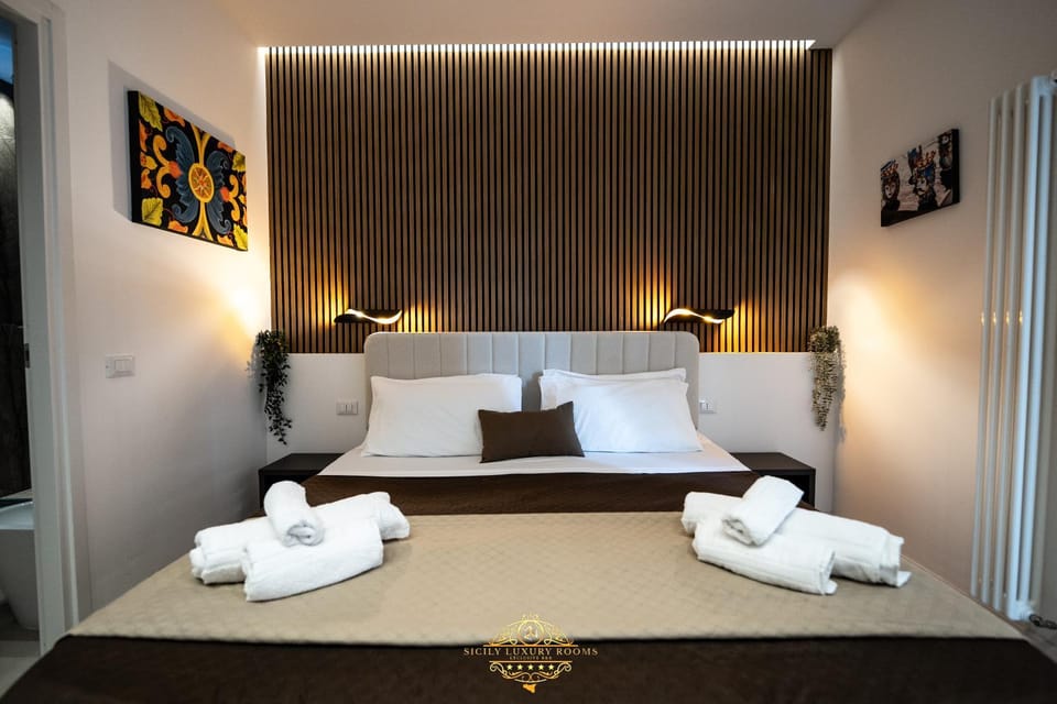Bed, Photo of the whole room, Bedroom, towels