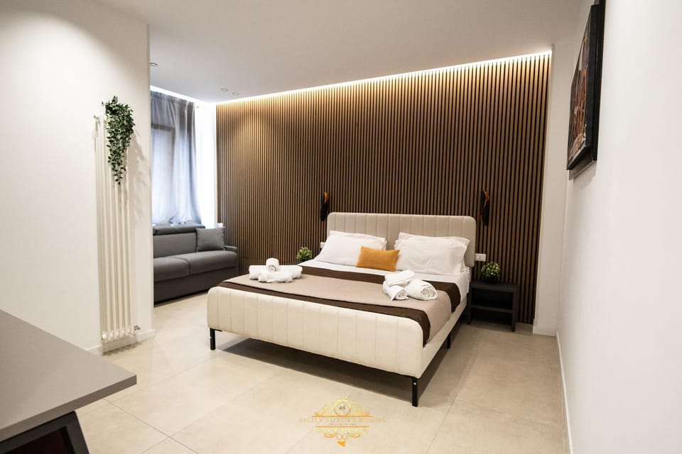 Bed, TV and multimedia, Living room, Photo of the whole room, Seating area, Bedroom