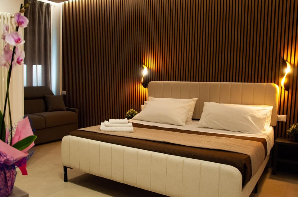 Bed, Living room, Photo of the whole room, Seating area, Bedroom