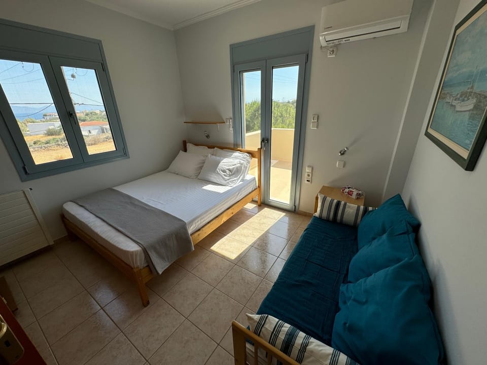 Bed, Natural landscape, Balcony/Terrace, Balcony/Terrace, Seating area, Bedroom, internet, towels, air conditioner