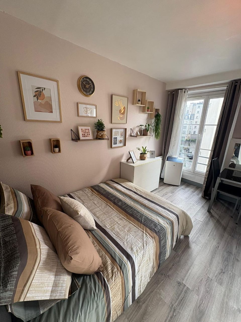 Studio charmant à 3 min du métro Place de Clichy Apartment in Paris