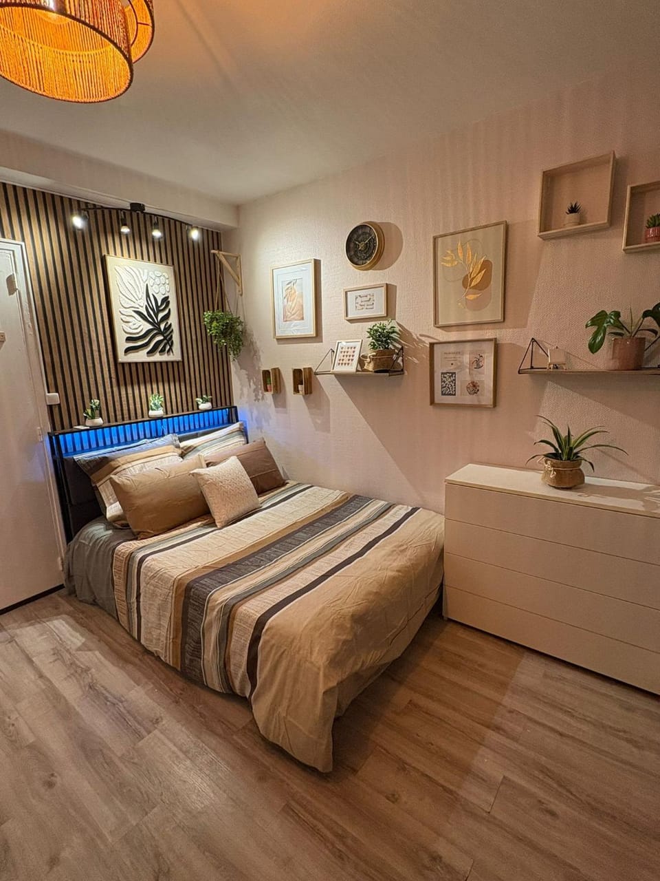 Studio charmant à 3 min du métro Place de Clichy Apartment in Paris