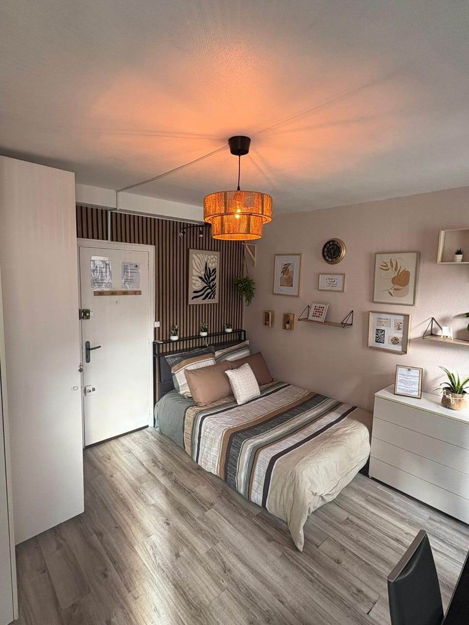 Studio charmant à 3 min du métro Place de Clichy Apartment in Paris