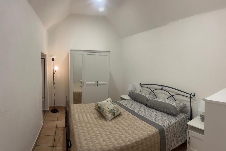 Photo of the whole room, Bedroom, towels