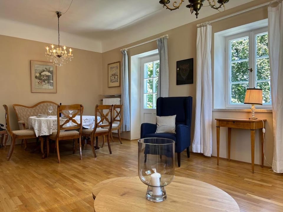 Ferienwohnung Villa Victoria mit grandiosem Seeblick und Gartennutzung in Jugendstil Villa Apartment in Salzburgerland