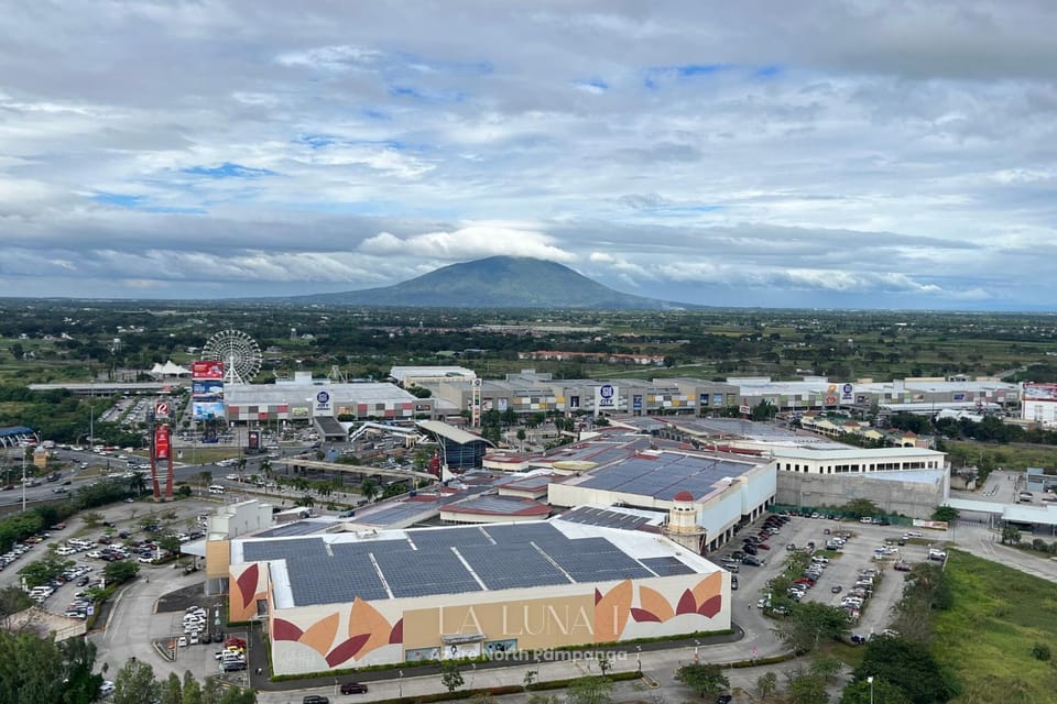 La Luna I - Studio with PS4, Netflix, Karaoke & Mt Arayat View Hotel in Calabarzon