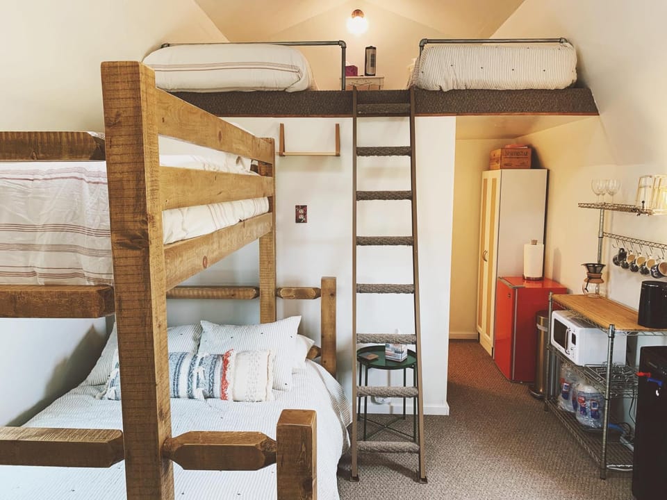 Blackhawks Nest House in Pray