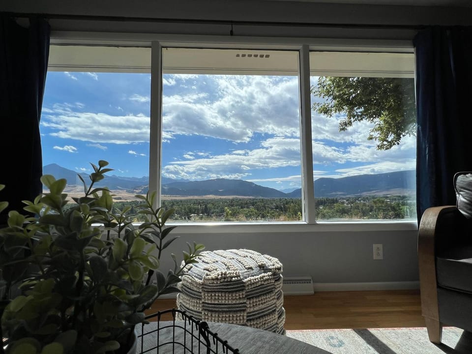 Big 5 Bungalow House in Livingston