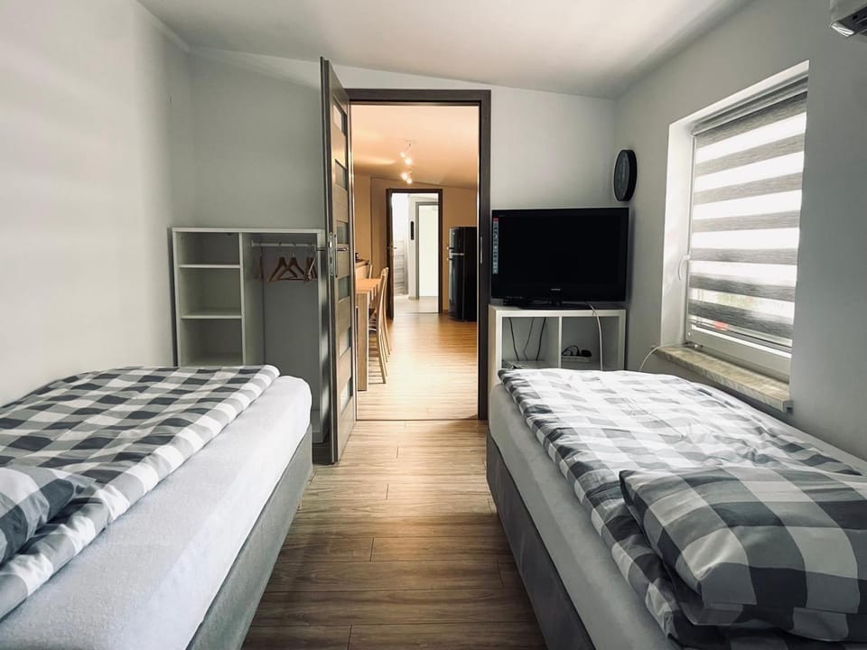 Bed, TV and multimedia, Photo of the whole room, Evening entertainment, Bedroom