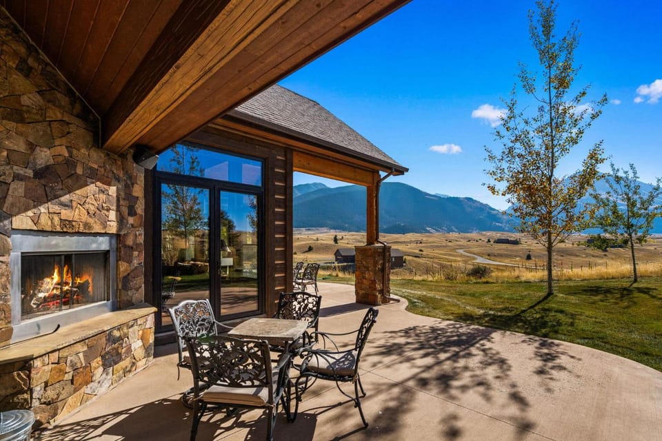 Cowboy Lake Lodge House in Emigrant