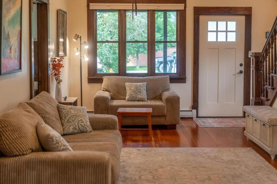 Garden House House in Livingston