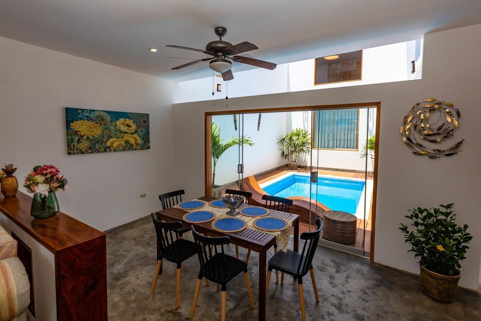 Kitchen or kitchenette, Dining area, Swimming pool