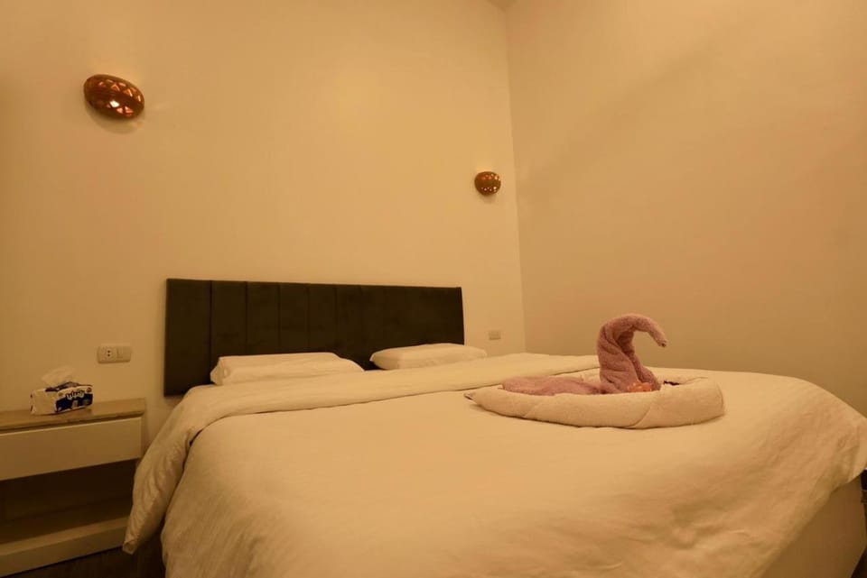 Photo of the whole room, Bedroom, towels