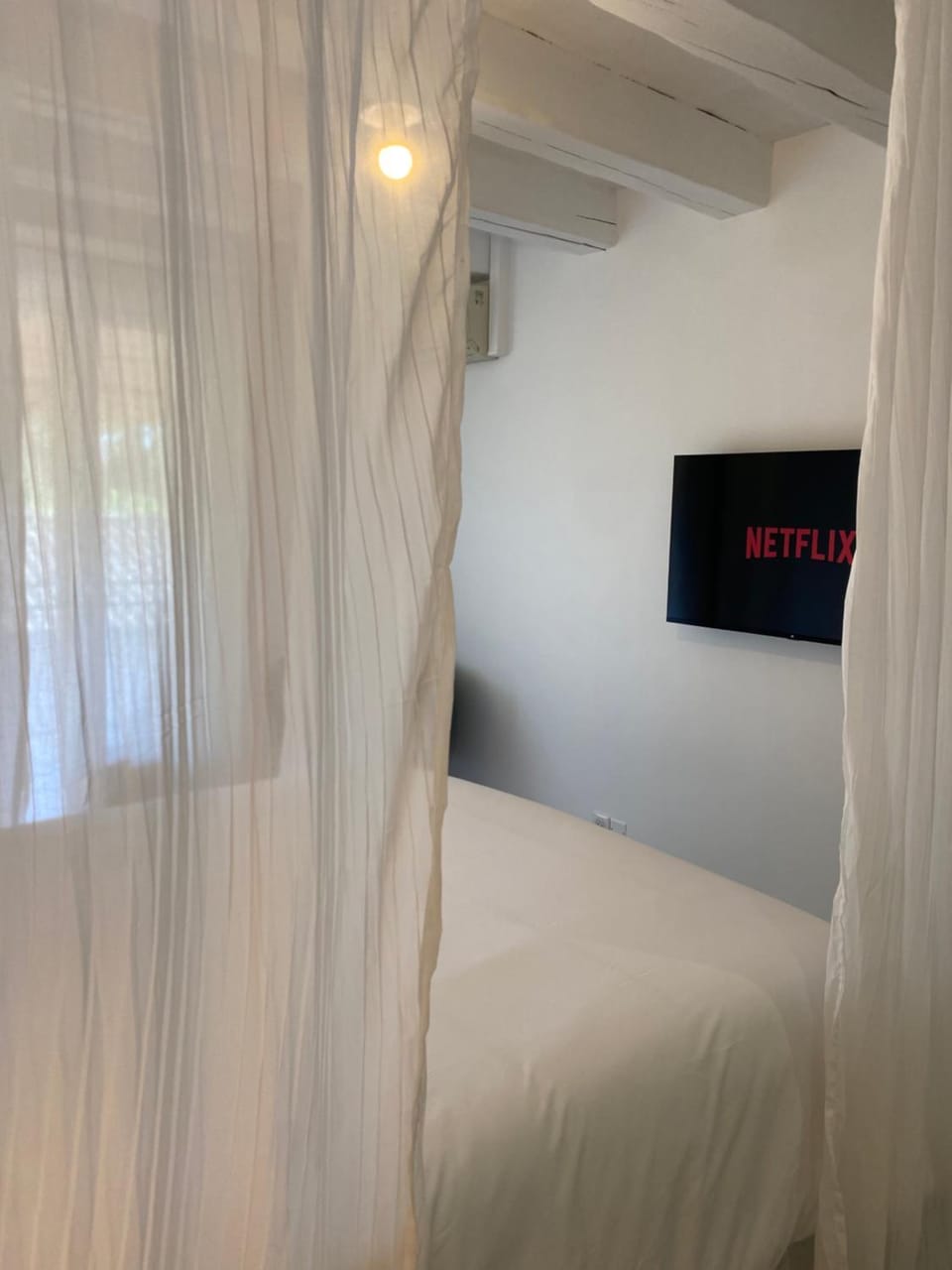 Bed, TV and multimedia, Bedroom