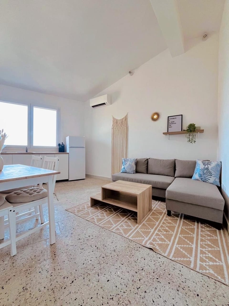 Kitchen or kitchenette, Living room, Seating area, air conditioner