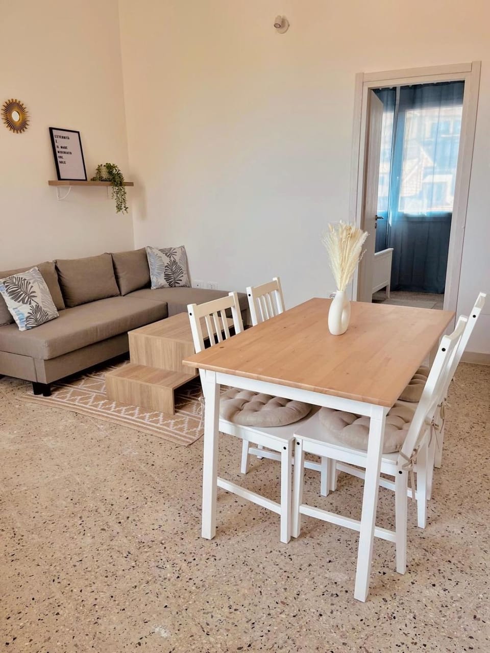Decorative detail, Seating area, Dining area
