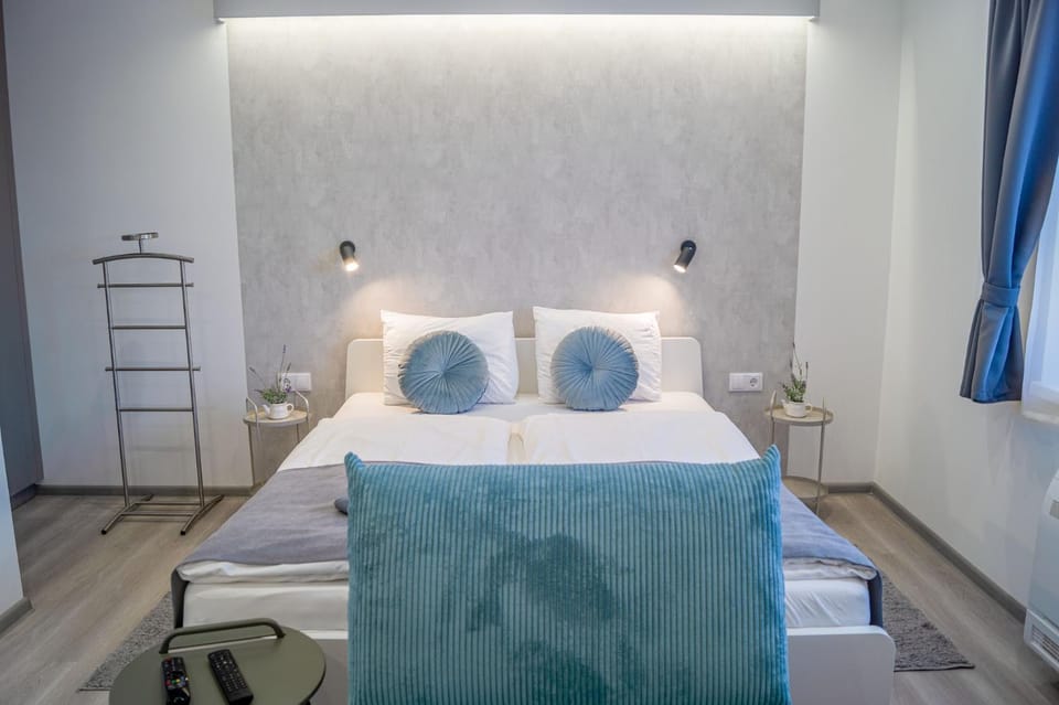 Bed, Photo of the whole room, towels