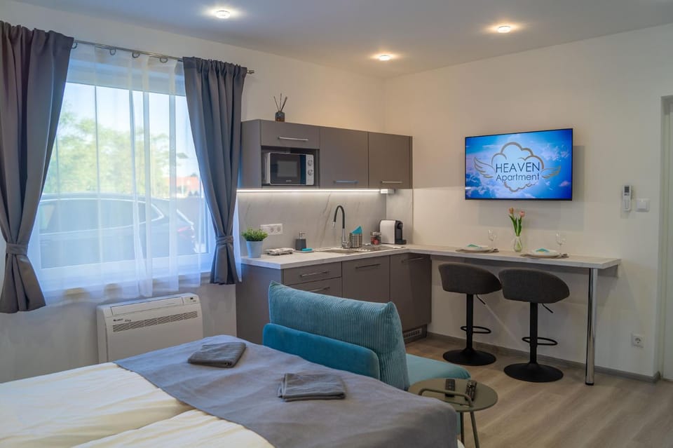 Bed, TV and multimedia, Kitchen or kitchenette, Dining area, towels
