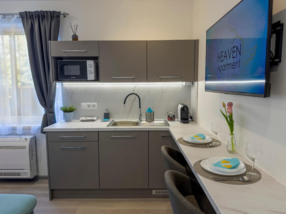 TV and multimedia, Kitchen or kitchenette, Dining area, stove