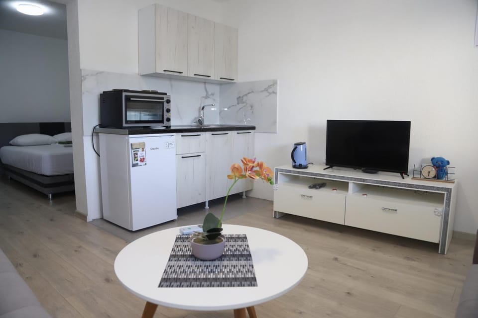 Kitchen or kitchenette, Living room
