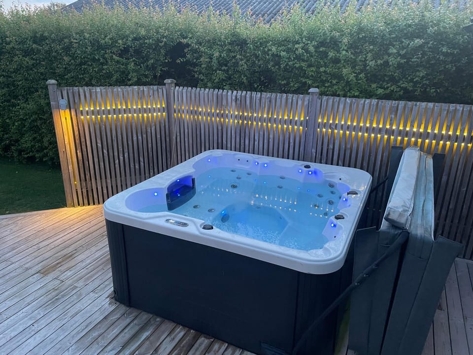 Hot Tub, Hot Tub
