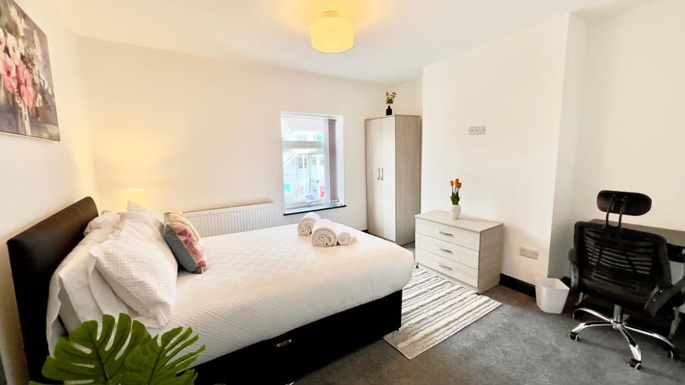 Bed, Photo of the whole room, Bedroom