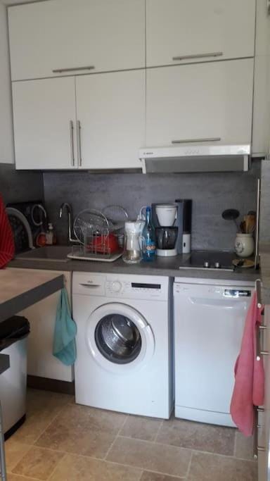 Kitchen or kitchenette, dishwasher, stove