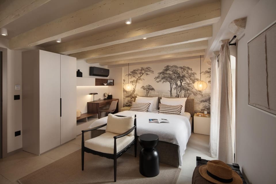 Bed, Photo of the whole room, Seating area, Bedroom, wardrobe