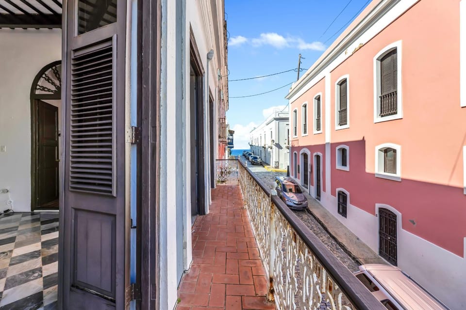 Colonial Apt with Balcony in OSJ Next to San Sebastian APT 3 Apartment in San Juan