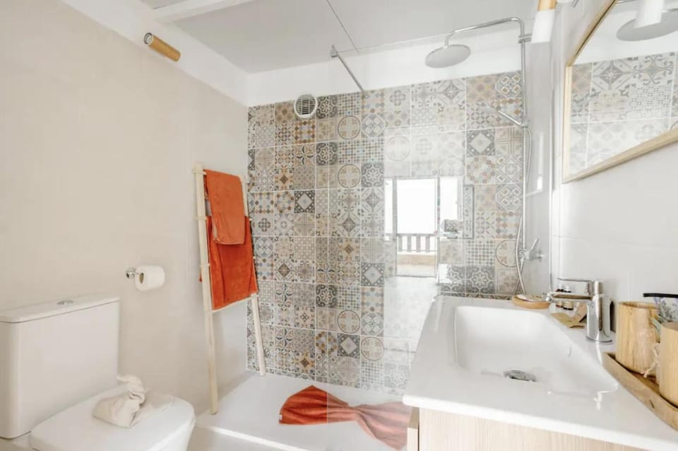 Shower, Toilet, Bathroom, towels