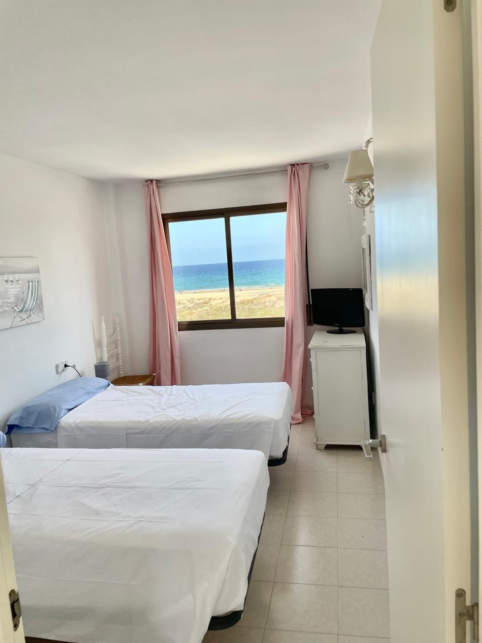 Bed, Natural landscape, TV and multimedia, Photo of the whole room, Bedroom