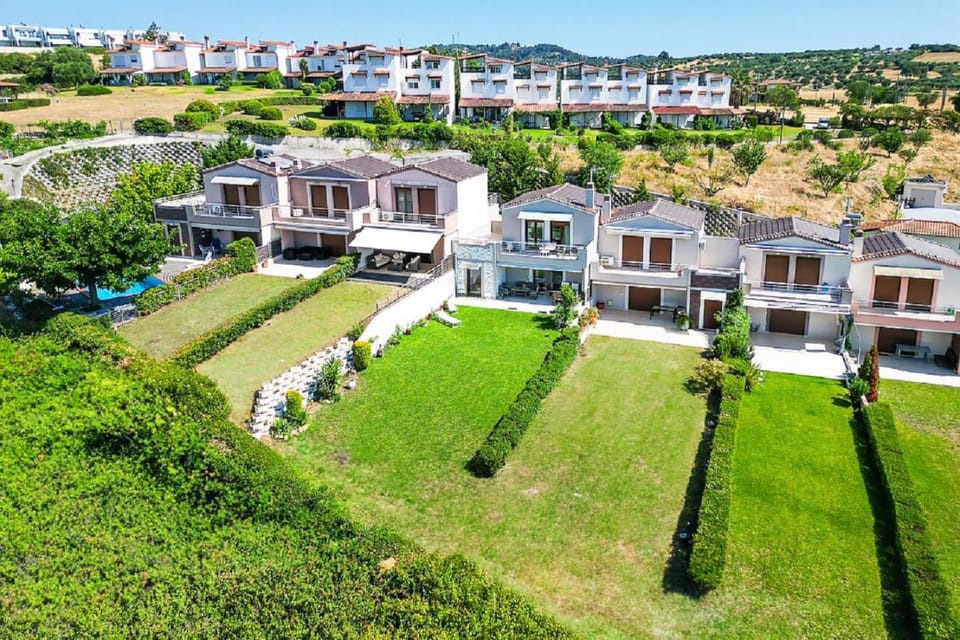 Property building, Day, Natural landscape, Bird's eye view, Garden, Garden view, Street view