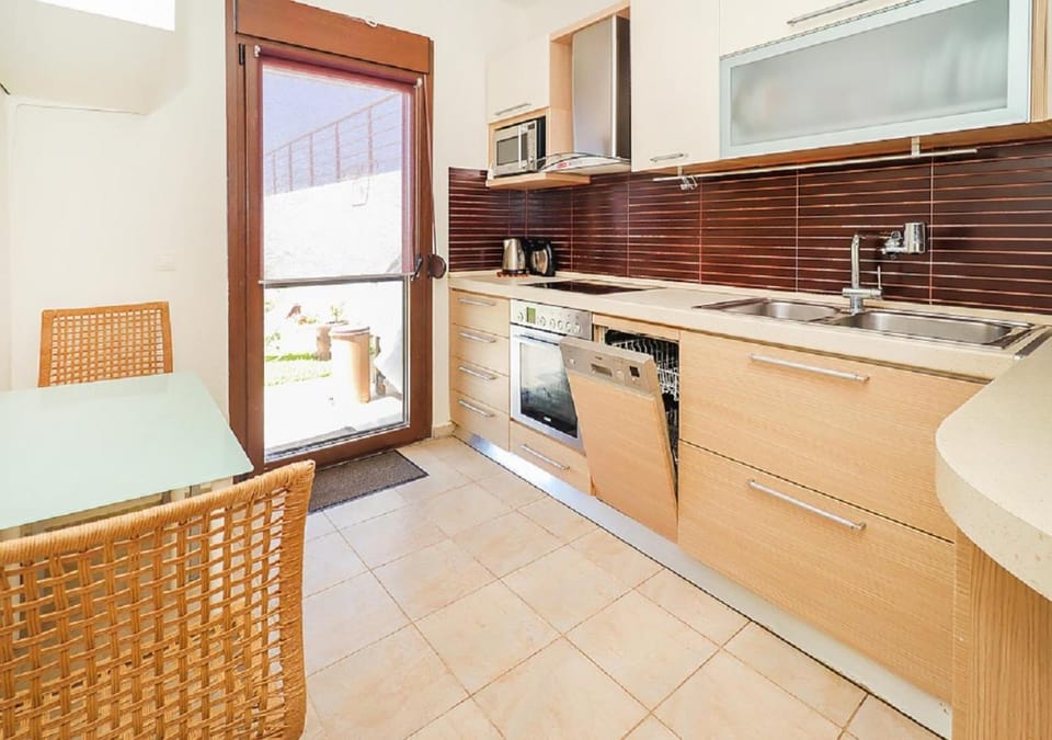 Kitchen or kitchenette, Dining area, dishwasher, oven, stove