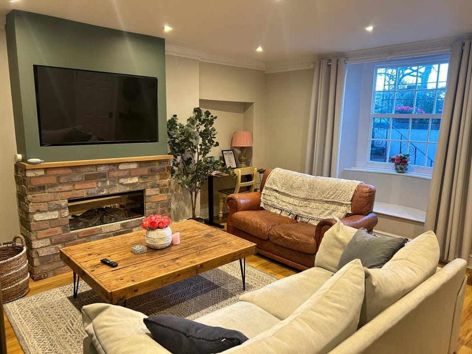 TV and multimedia, Living room, Evening entertainment