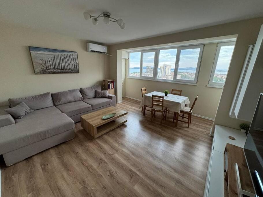 Апартамент Панорама Лазур Apartment in Burgas