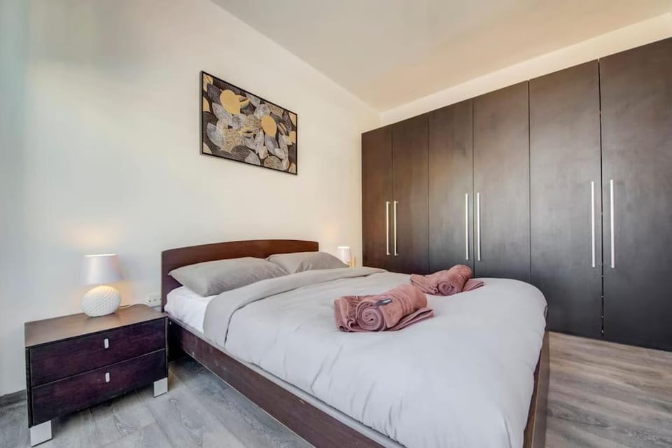 Modern Penthouse Near Gzira Seafront Apartment in Malta