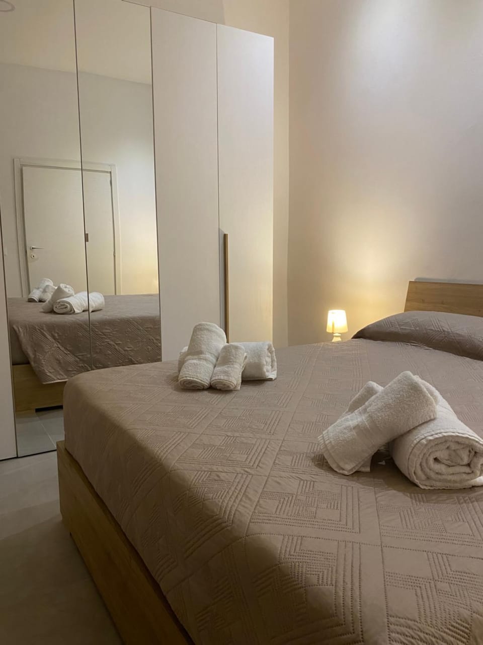 Bed, Bedroom, towels
