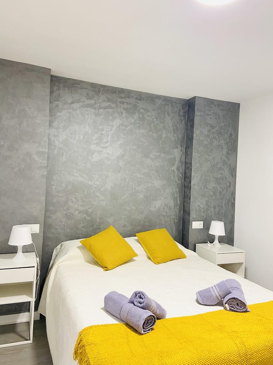 Bed, Bedroom, towels