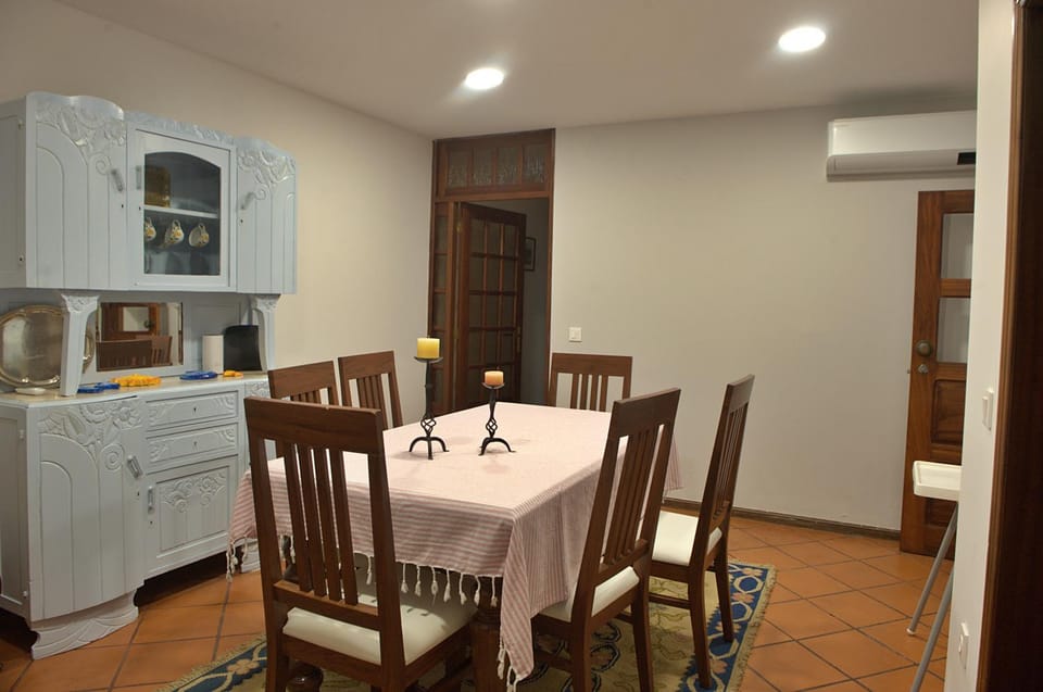 Seating area, Dining area, air conditioner