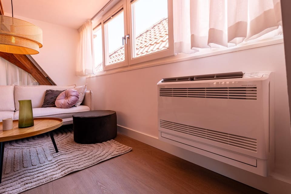 Seating area, air conditioner