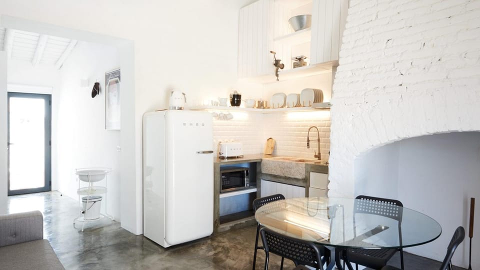 Kitchen or kitchenette, Dining area, stove, toaster
