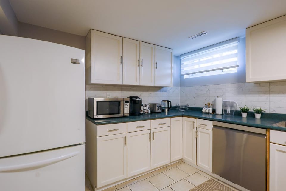 Coffee/tea facilities, Kitchen or kitchenette, dishwasher, oven, stove, toaster