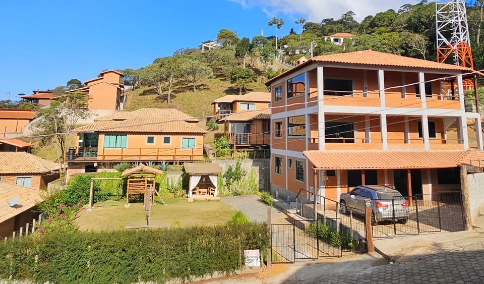 Property building, Day, Neighbourhood, Garden, Street view, Parking