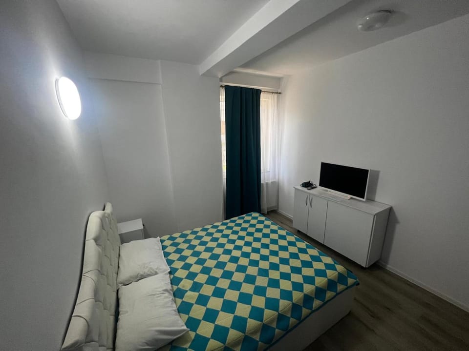 Bed, TV and multimedia, Bedroom